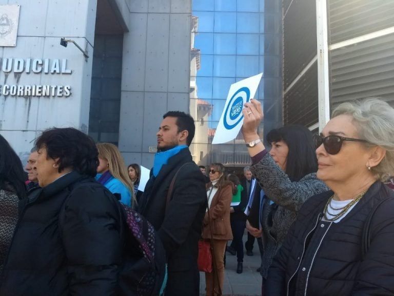 Manifestación "Pro Vida" en frente del Poder Judicial de Corrientes. Fuente: Diario Época.