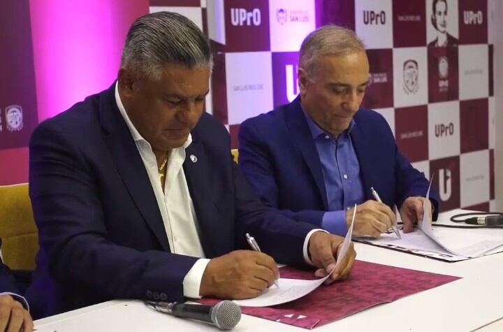 Firma del convenio entre, Joaquín Surroca, y el presidente de la Asociación del Fútbol Argentino, Claudio Tapia.