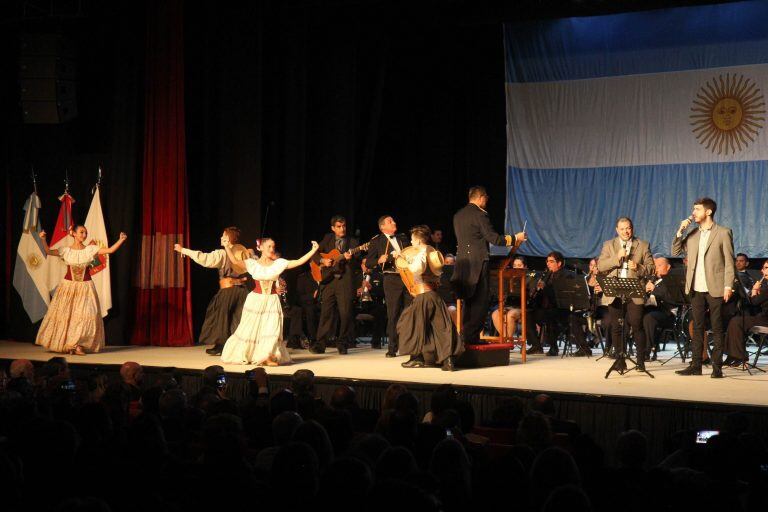 Danzas folclóricas junto a la voz de Lukas Belbruno.