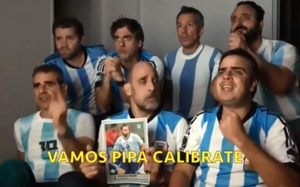 El grupo musical Vox Pop le suplica un gol a Higuaín.