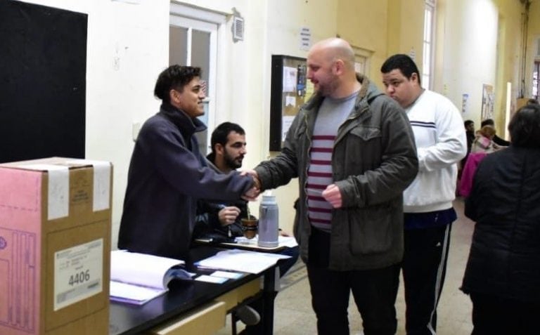 Octavio Crivaro, del Frente Izquierda, votó este domingo en las PASO. (@OctavioCrivaro)