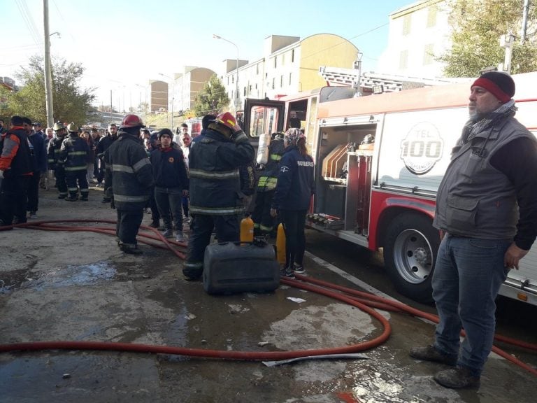 El trabajo de bomberos fue inmediato para sofocar las llamas.