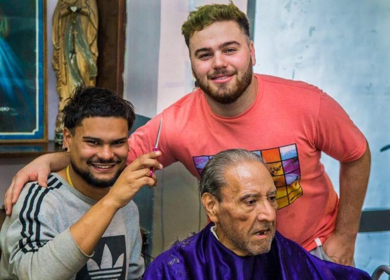 Los estudiantes de barbería y peluquería de Studio 86. escuela de emprendedores, les cortaron el pelo y embellecieron a los abuelos del Padre Lamónaca.