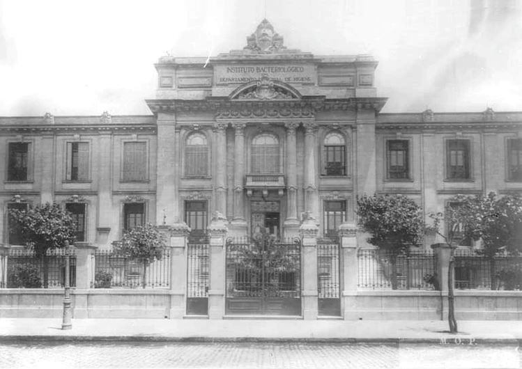 Foto antigua del Instituto de Bacteriología que lleva su nombre.