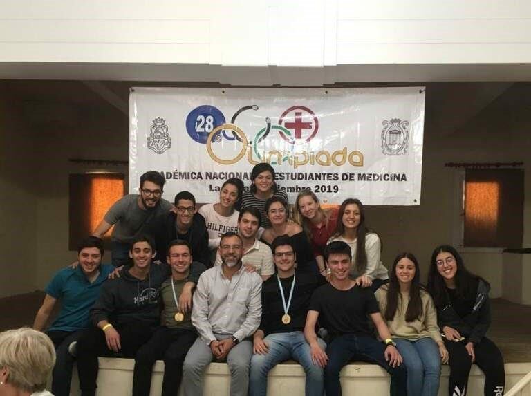 Mayra junto a la delegación mendocina que viajó a las Olimpiadas.