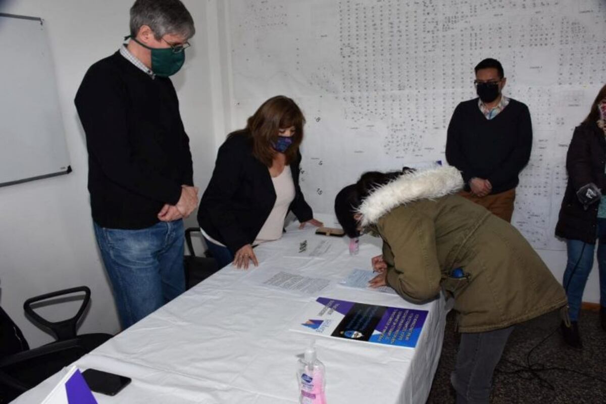 Esquel: Se hizo entrega de microcréditos