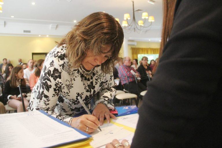 Vecinos firmando sus escrituras en Lobería. - 1