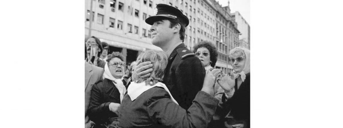 Historia de una foto: El abrazo partido