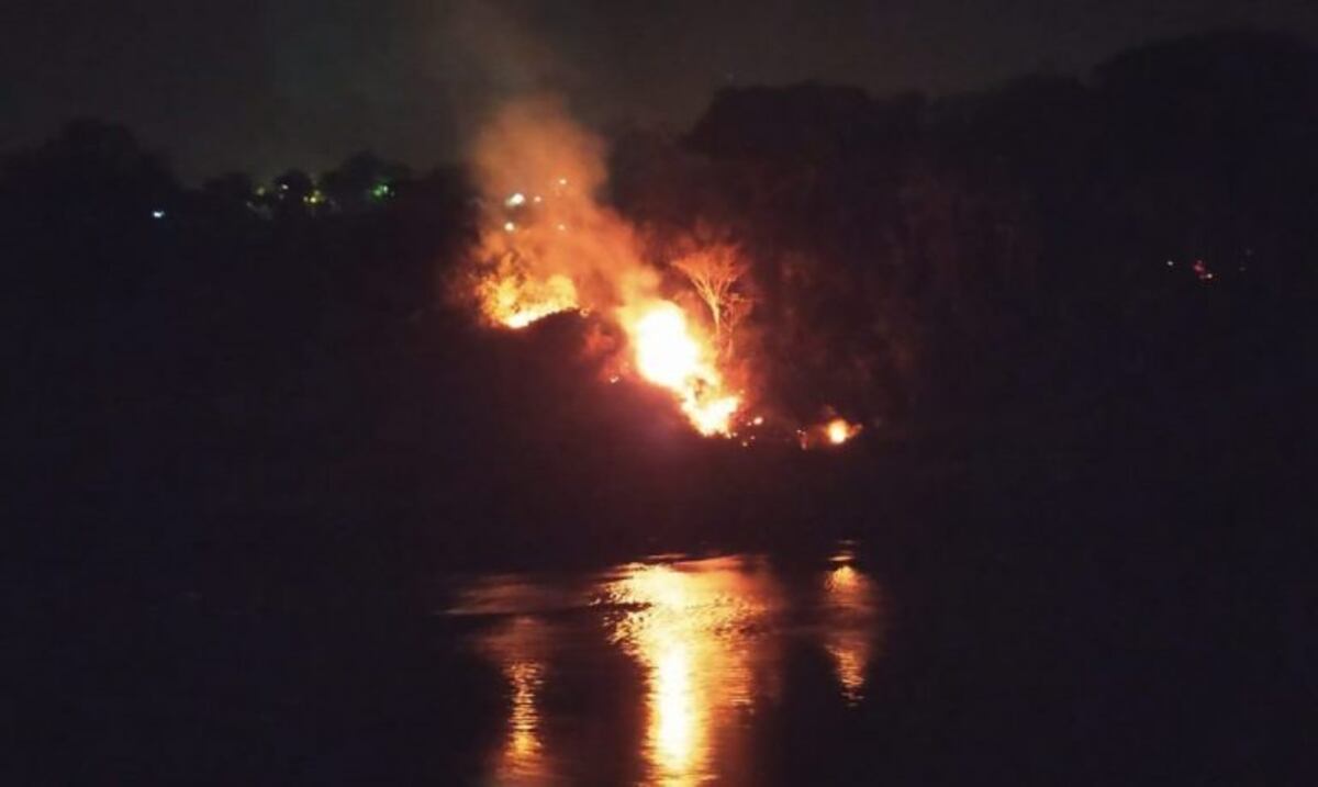 Bomberos de Iguazú sofocaron un incendio en la rivera del Paraná