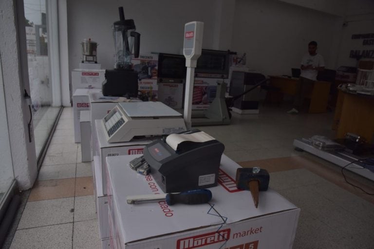 Le reventaron a mazazos la vidriera de un local de balanzas y le robaron la mercadería.