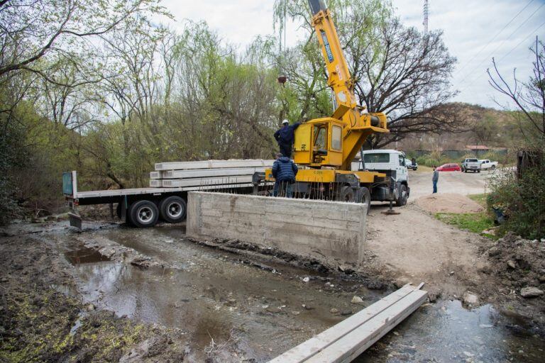 Alta Gracia: continúa la obra del nuevo puente sobre el arroyo Los Paredones.