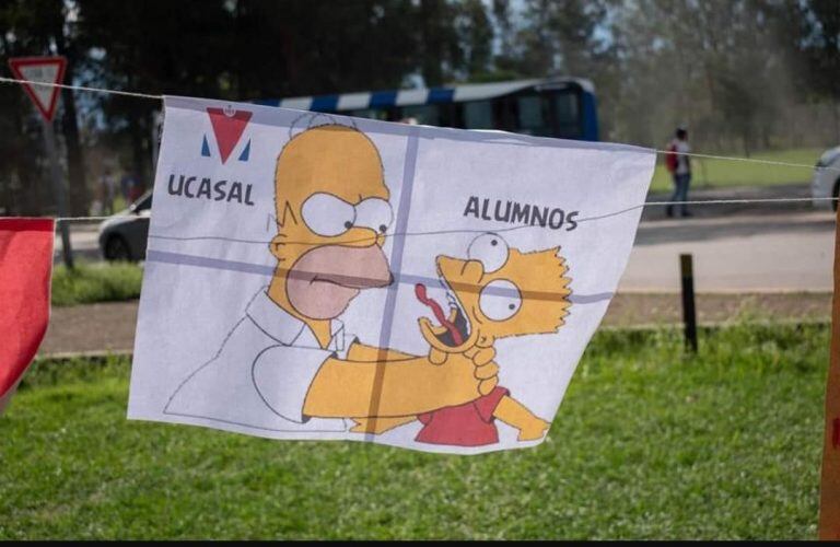 Postales de la protesta por el aumento de aranceles en la UCASAL. (Redes Sociales)