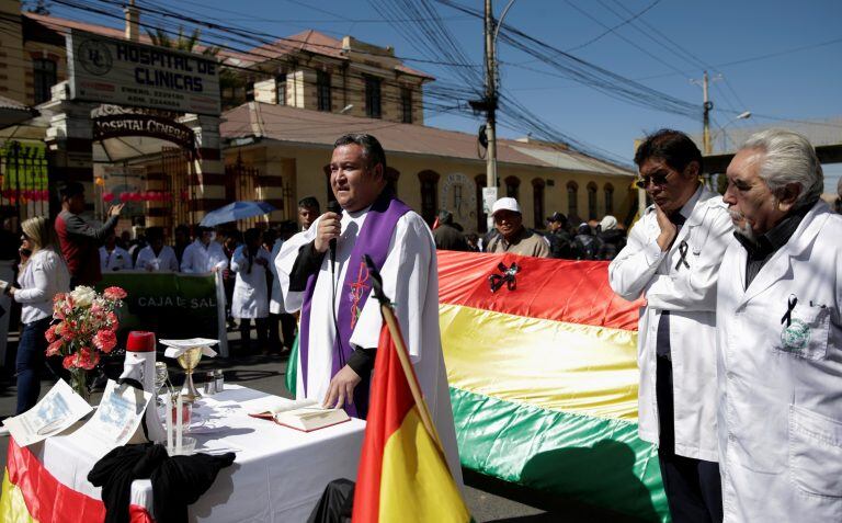 Un sacerdote ofició en las afueras del Hospital de Clínicas de La Paz, una misa en memoria de los dos jóvenes médicos fallecidos, la doctora Ximena Cuellar y el doctor Gustavo Vidales Mostajo. REUTERS/David Mercado