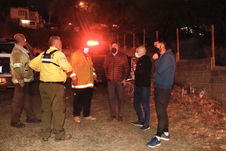 El intendente Daniel Gómez Gesteira cerca de la zona afectada, este lunes por la noche. (Foto: prensa municipal).