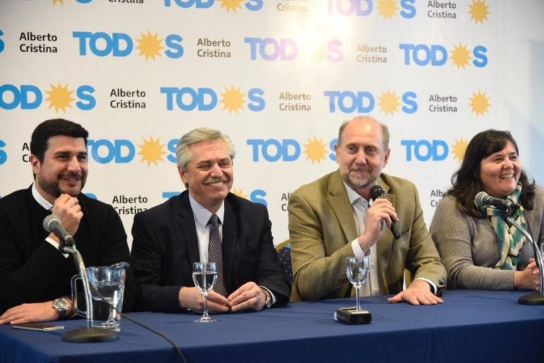 Alberto Fernández recorrió la provincia de Santa Fe junto a Omar Perotti antes de las Paso. (@aguvissio)