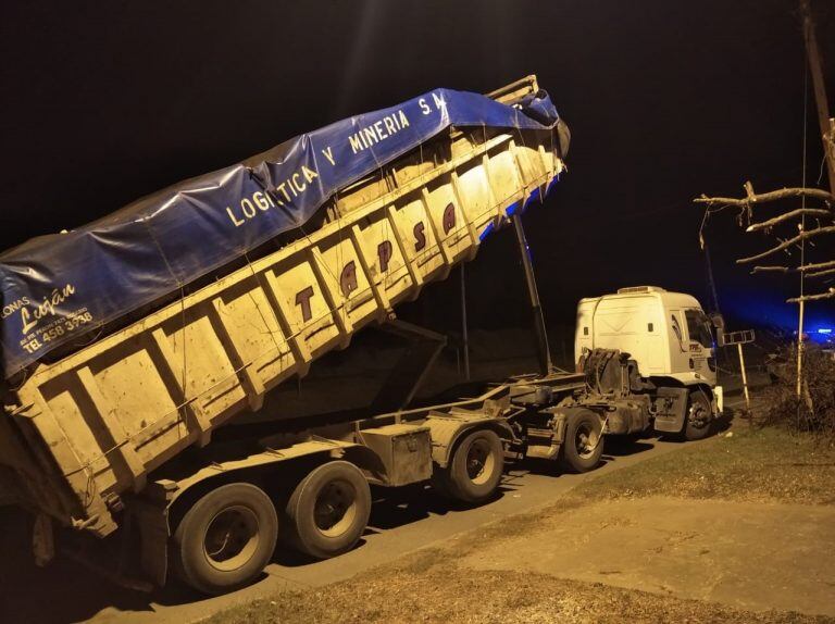 El único puente peatonal que tiene Fray Luis Beltrán sobre la Ruta 11 quedó en el suelo. (@soria_pablo)