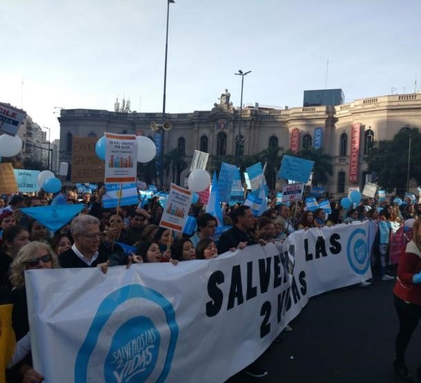 Unidad Provida nuclea 130 organizaciones y reunió una multitud que confluyó frente al Patio Olmos.