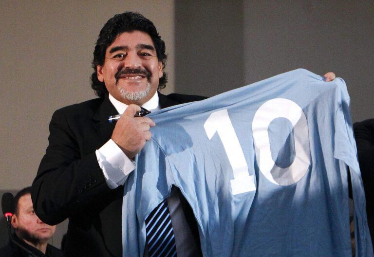 con camiseta del napolirnrnFormer Argentine soccer star Diego Maradona holds a jersey with his number during a news conference in Naples February 26, 2013.  REUTERS/Ciro De Luca (ITALY - Tags: SPORT SOCCER) italia napoles diego armando maradona regreso de ex futbolista a italia por caso de evasion de impuesto ex futbolista regresa a italia por tema impositivo