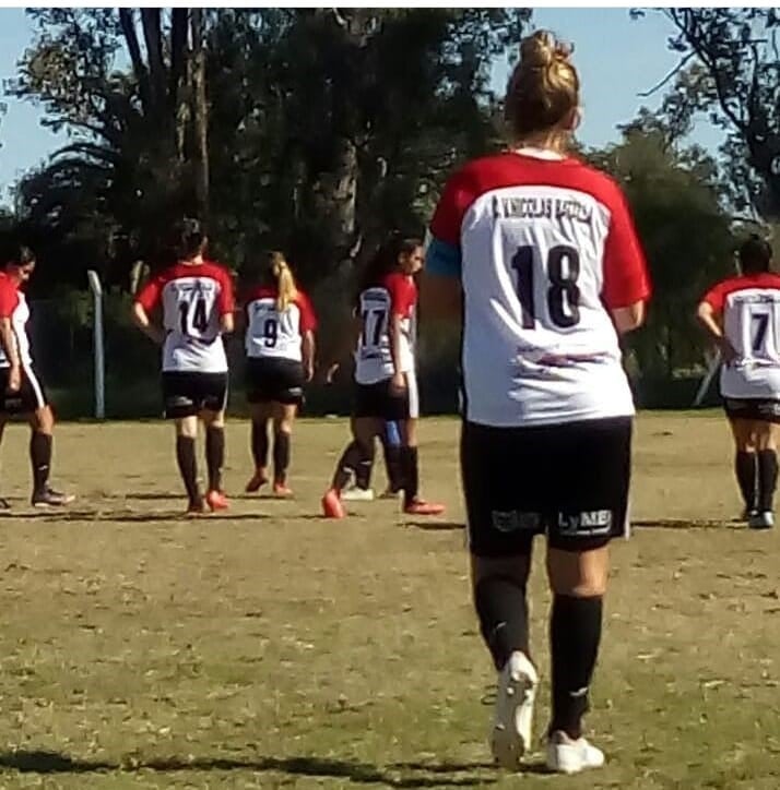 Carolina Navarro una mujer del fútbol de Arroyito