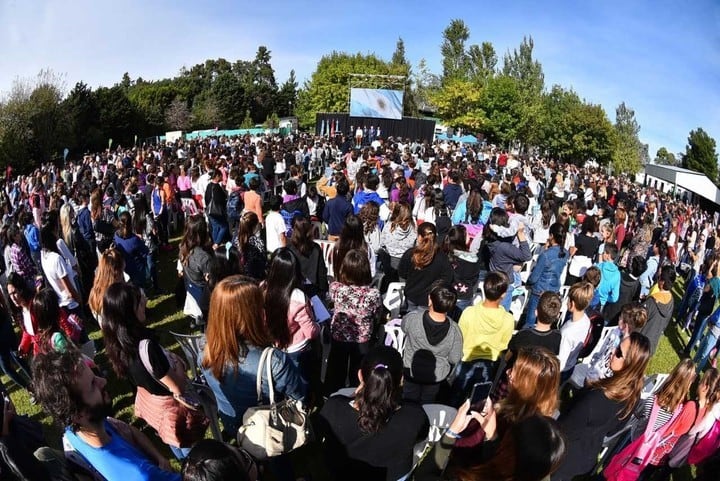 El acto de inicio del curso de ingreso al Colegio Dr. Cereijo junto a autoridades de la UBA y de la Provincia, en Escobar (Foto: Clarín).