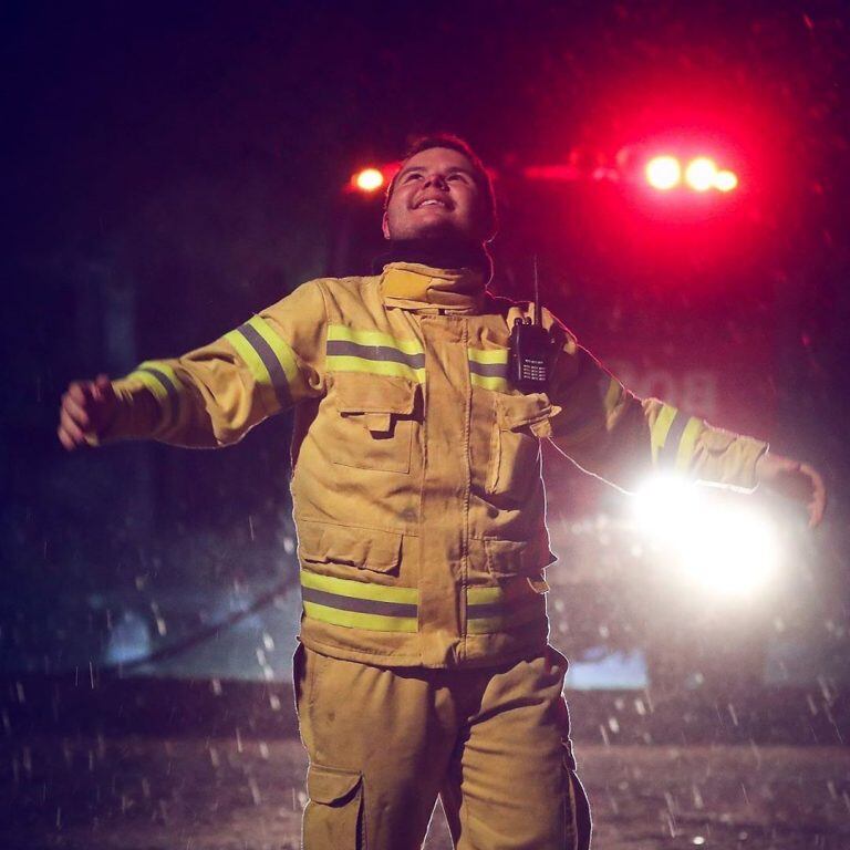 Bombero festeja la llegada de la lluvia. Foto: Nicolás Aguilera (@nicoaguilera22)