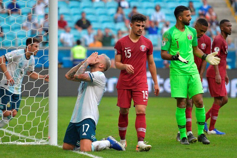 Otamendi se lamenta luego del gol perdido que pudo ser el segundo.