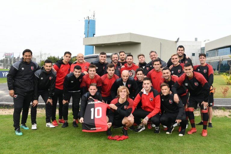 Messi posando con todo el plantel leproso (@CANOBoficial)