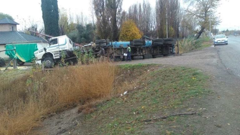 El camión terminó en la banquina de la entrada de la avícola (web).