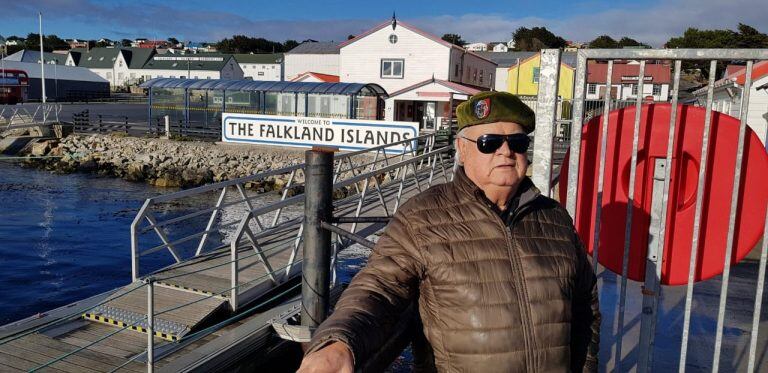 Ramón López en Puerto Argentino después de 37 años (foto archivo)