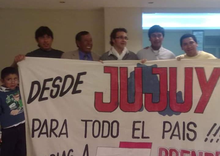 En una anterior visita a Jujuy, Sergio Lapegüe se encontró con voluntarios del merendero "A pulmón", que le agradecieron su permanente apoyo a la tarea solidaria desplegada en el asentamiento "16 de Mayo" del barrio Islas Malvinas.