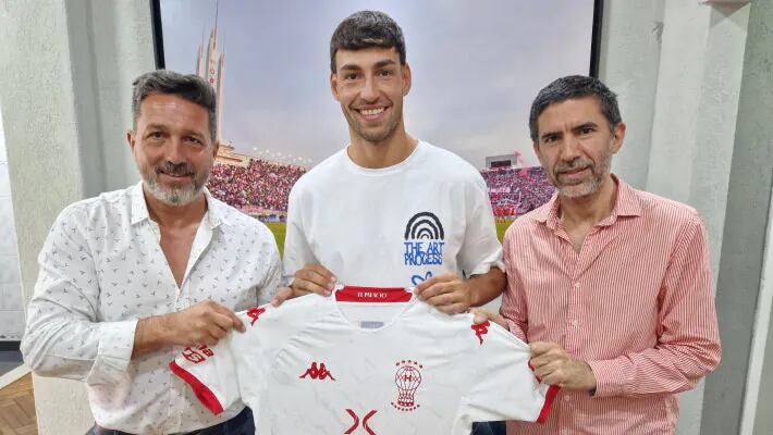 El defensor Joaquín Novillo fue presentado en Huracán. Llega a préstamo de Belgrano. (Prensa Huracán)