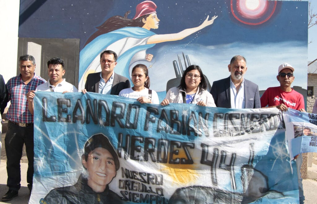 El intendente Jorge y el concejal Lisandro Aguiar acompañaron a los familiares de los submarinistas jujeños, en el homenaje tributado este martes en el barrio Alto Comedero.