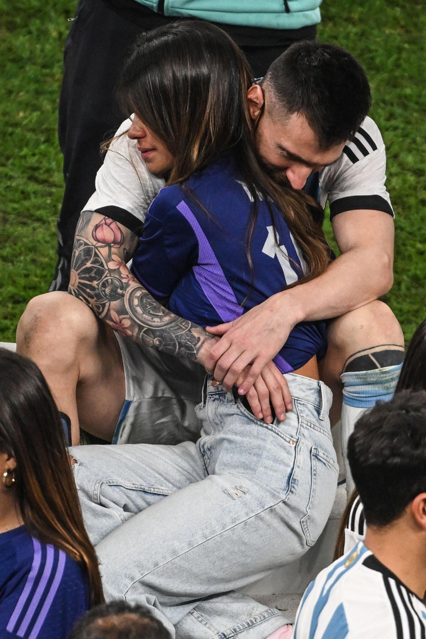 Lionel Messi y Antonela Roccuzzo felices tras la consagración de Argentina en Qatar.