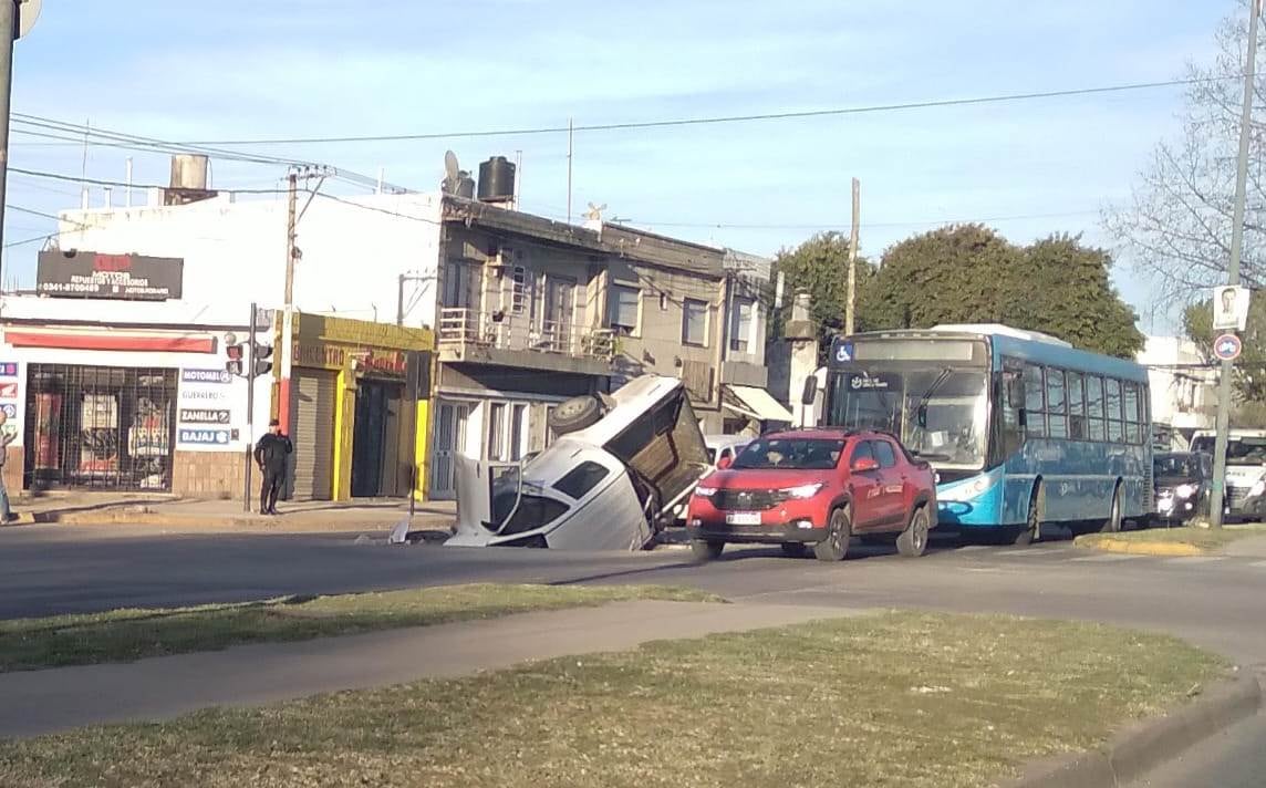 Así quedó la camioneta que cayó dentro de un pozo de Aguas Santafesinas en Rosario.