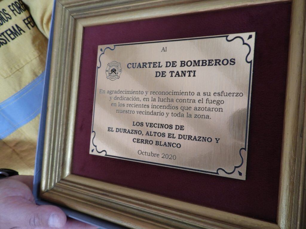 Placa en reconocimiento a la importante y destacada labor de los Bomberos Voluntarios de Tanti en los últimos y devastadores incendios registrados en esa localidad vecina.