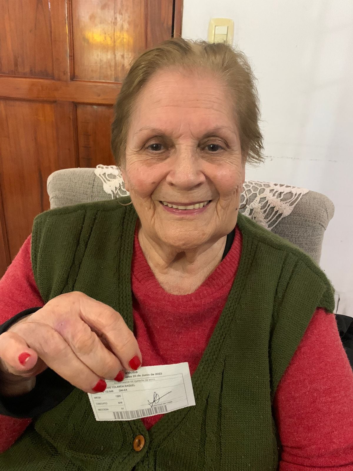 Raquel Oviedo después de votar en las elecciones provinciales.