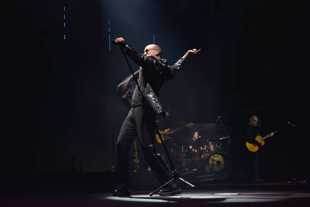 Abel Pintos brindó un show en el estadio Mario Alberto Kempes donde repasó grandes éxitos de su carrera. (Facundo Luque / La Voz)