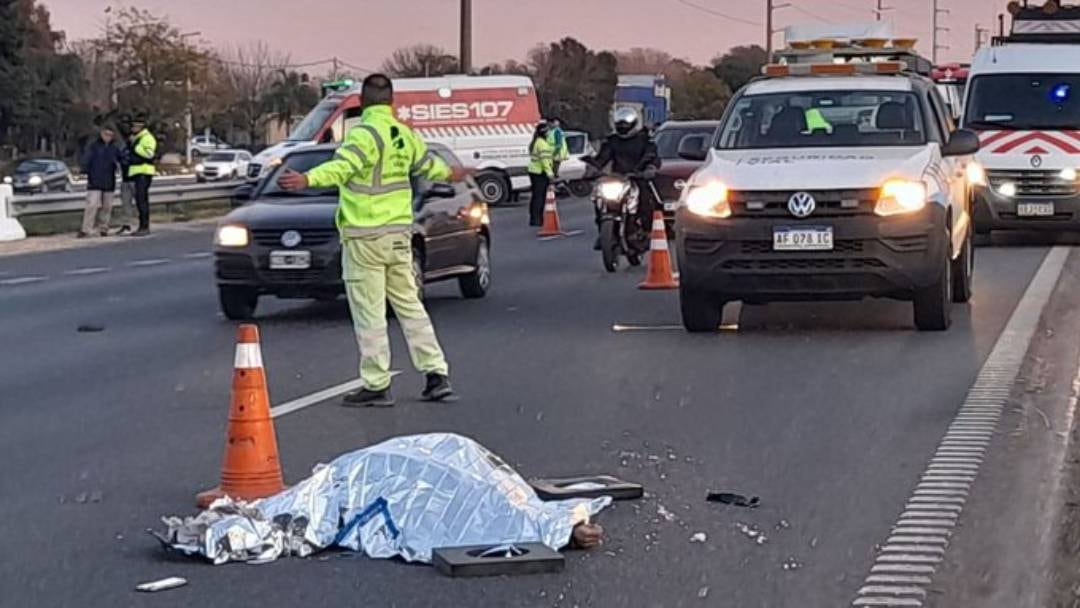 El cuerpo de Gallardo quedó tendido sobre la calzada después de haber sido arrollado.