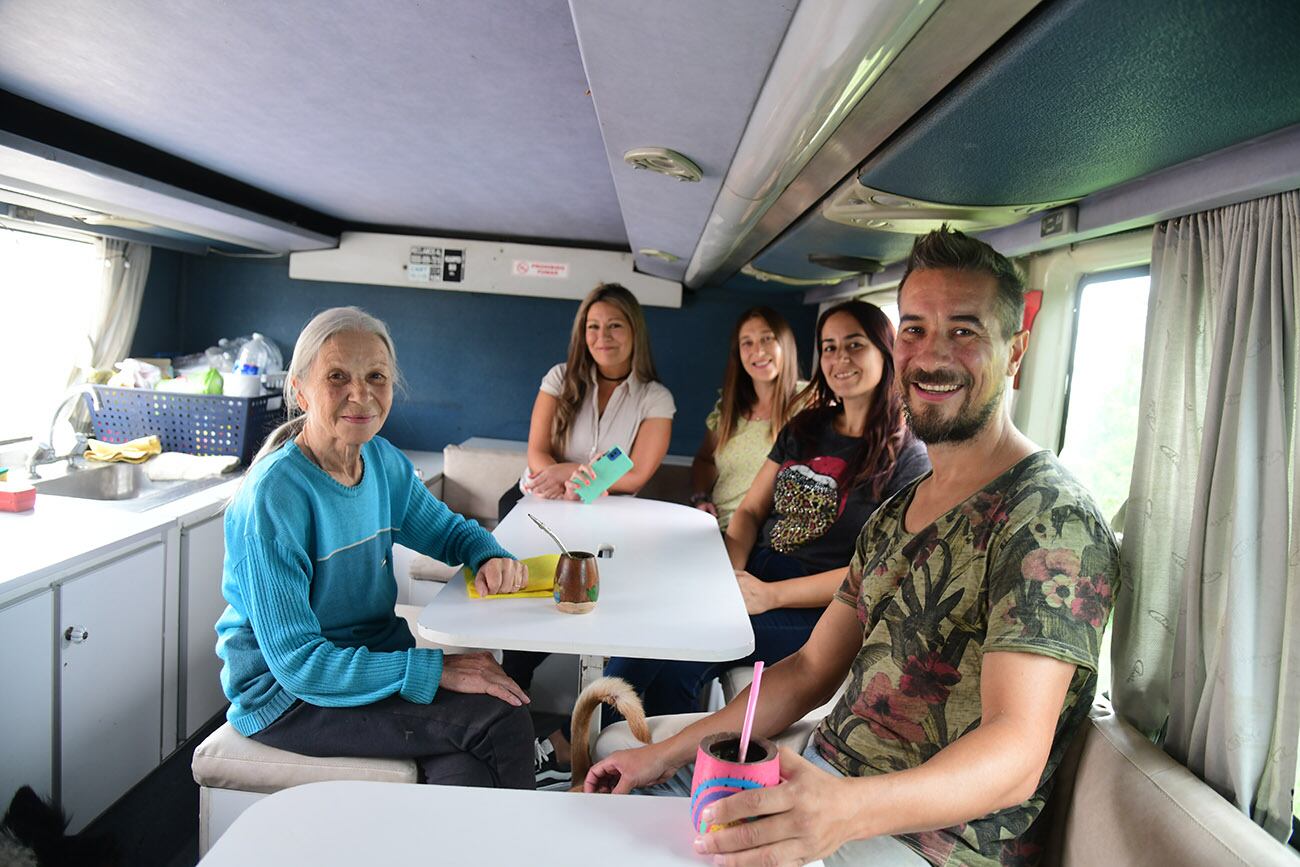 Facundo dueño del omnibus con el que hace Hostel Bus Argentina", cordobeses que arman viajes compartidos en motorhome. (Ramiro Pereyra / La Voz) 