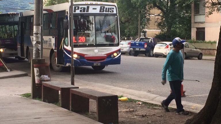 En el área terminal ubicada en la calle José Hernández, en inmediaciones del Hospital Materno Infantil, se realiza las tareas de desinfección en las unidades.