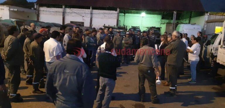 Asamblea de trabajadores en la Dirección Provincial de Energía de Corrientes. (Foto: Radio Sudamericana)