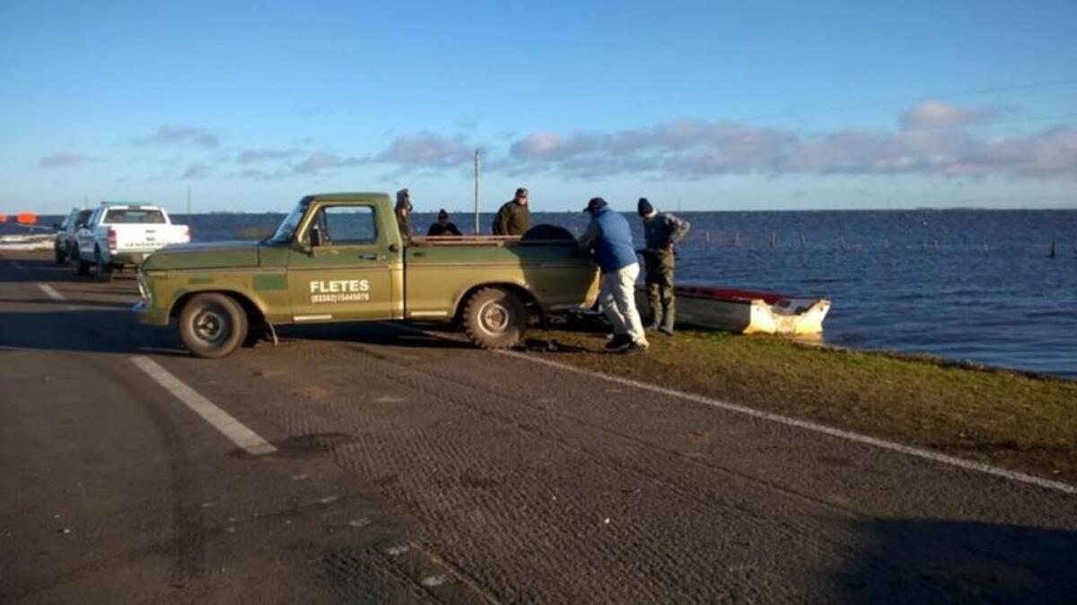 Esquivó el control de la ruta 7 y terminó hundido con el auto junto a sus hijas en La Picasa