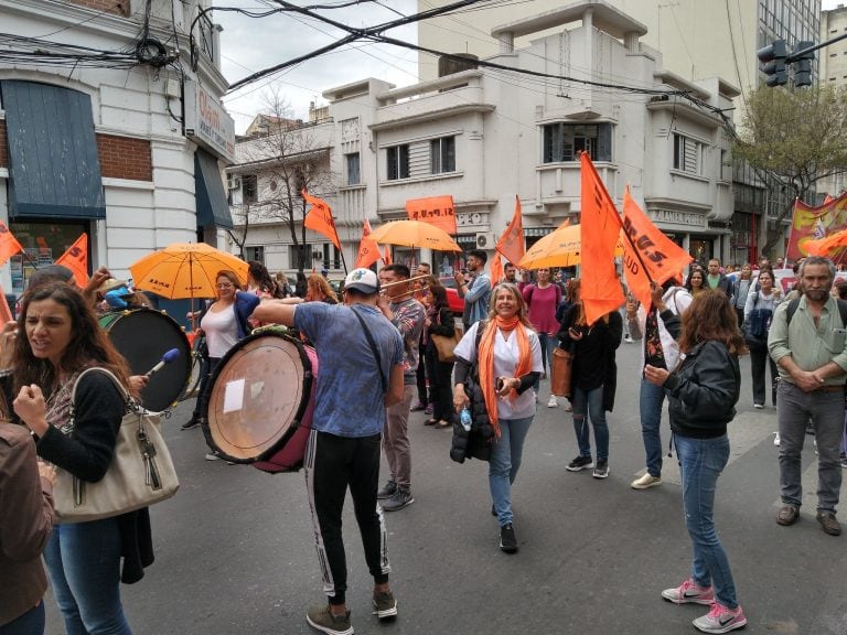 Docentes, médicos y empleados de la administración central se movilizaron en el centro rosarino. (Twitter)