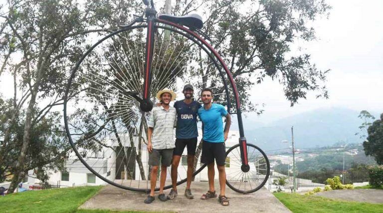 Alanís junto a dos compañeros de ruta argentinos (Facebook)