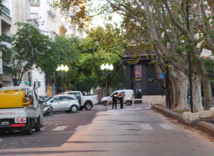 Una larga fila en la plaza 25 de Mayo frente a la sede central del Correo Argentino en Rosario para cobrar el IFE. (Municipalidad Rosario)