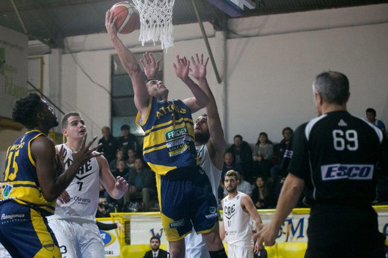 Partido ajustado peleado en cada cuarto, Atenas de Patagones consiguió la victoria ante Estudiantes de Olavaría por 94 a 93. Foto: Pablo Leguizamon.