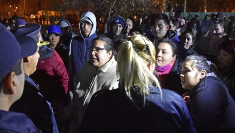 El abogado de los padres aseguró que fueron los vecinos del lugar quienes atacaron el colegio de Roca.