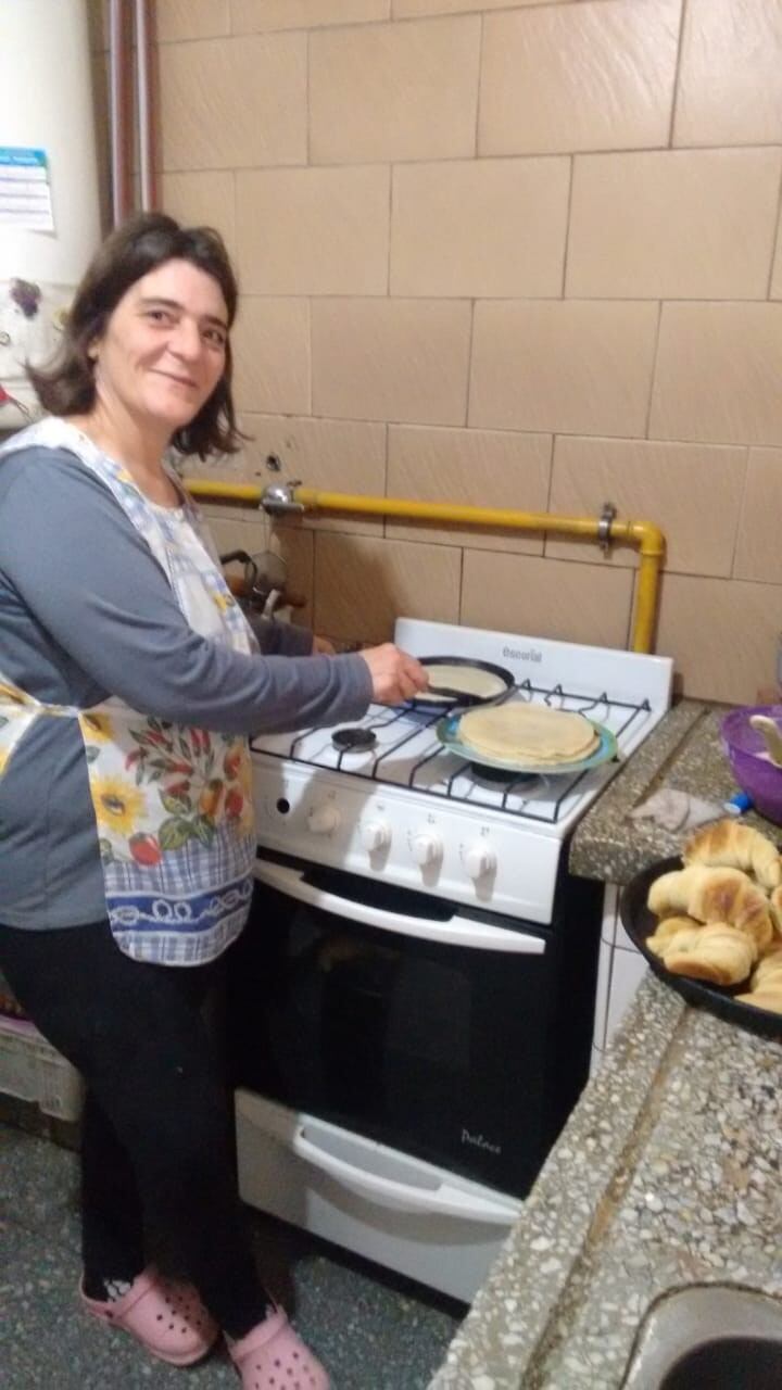 Natalia cocinando en su casa.