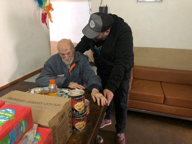 Juan Pablo Rodríguez, de la Fundación Un Tatuaje por una Sonrisa, visitó a los abuelos rosarinos que fueron abandonados.