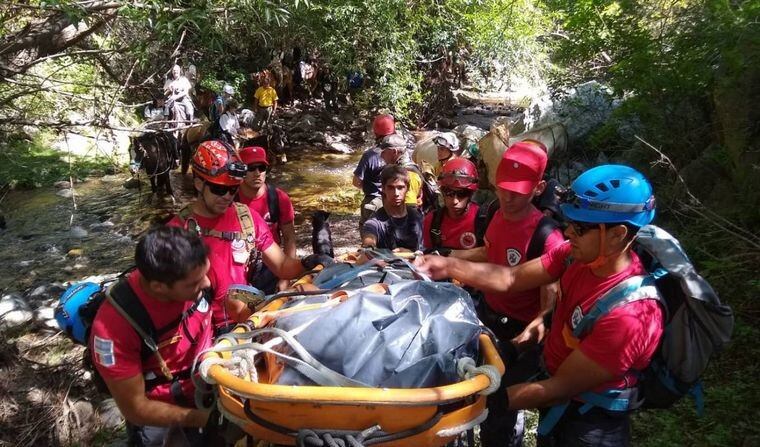 Así fue el arribo del cuerpo a la base de operaciones. (Foto: gentileza Cadena 3).